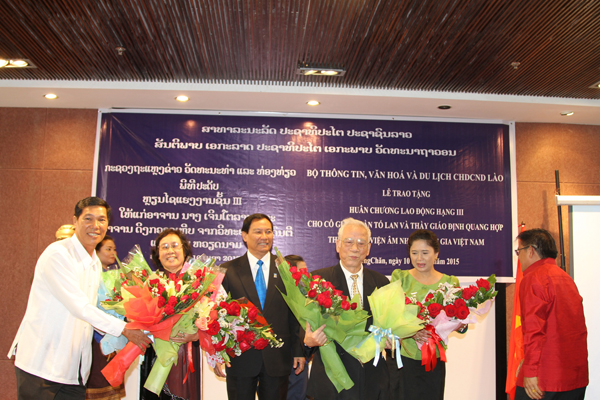 ລາວມອບຫຼຽນໄຊແຮງງານໃຫ້ອະດີດຄູສອນຢູ່ສະຖານບັນດົນຕີຫວຽດນາມ